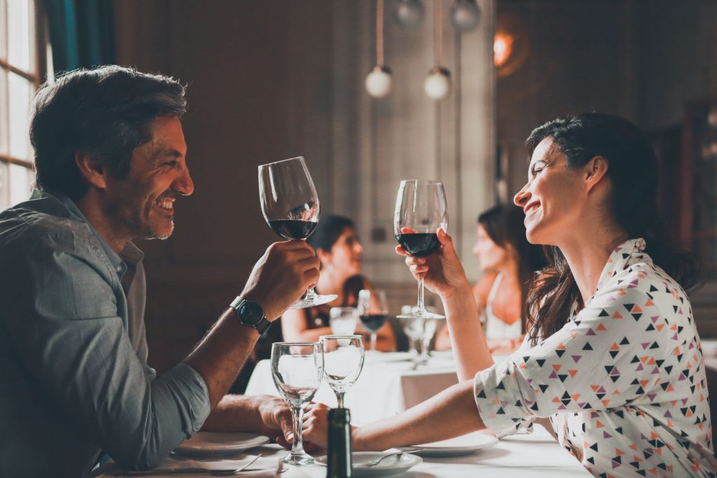 kobieta i mężczyzna na randce piją wino