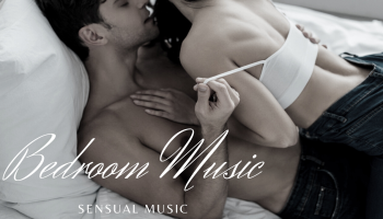 kobieta zmysłowo dotyka mężczyzny, który leży półnagi i ściąga z niej bluzkę, biała pościel, napis bedroom music, sensual music