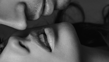 biało-czarne ujęcie pocałunku mężczyzny i kobiety