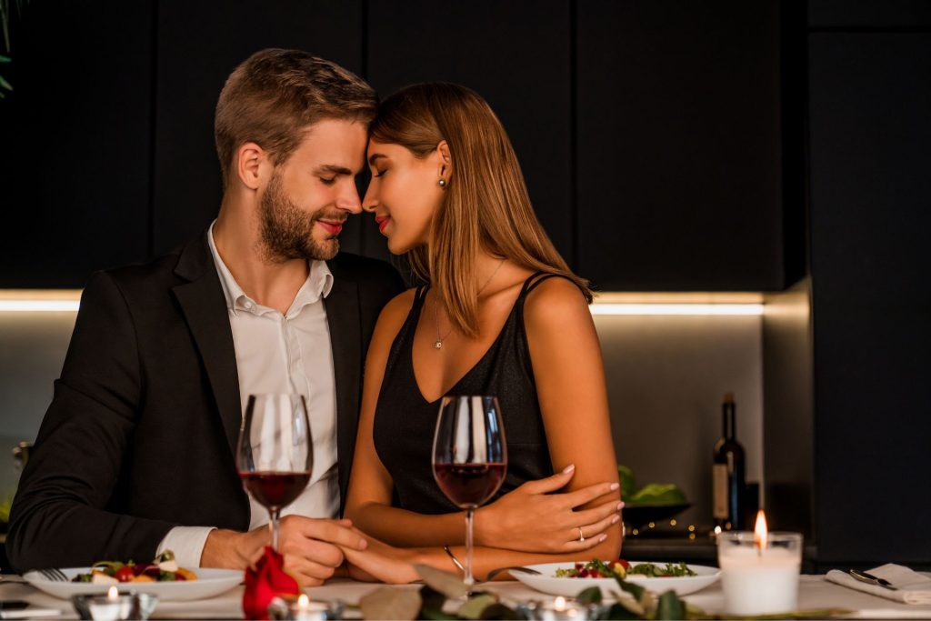 kobieta i mężczyzna podczas romantycznej kolacji przy winie